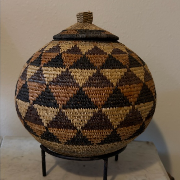 Handmade African Ukhamba Basket with Lid & Stand - Picture 3 of 10